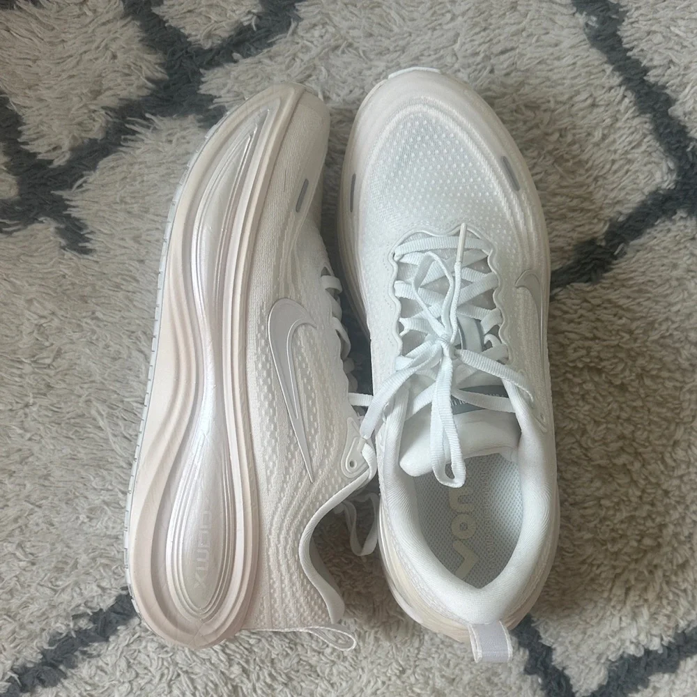 Nike Vomero Plus road running shoes.  Sz 8.5. Summit White/Chalk/Platium - Picture 2 of 8